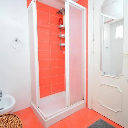 Apartment 3 Bed Apt Near Town Centre *