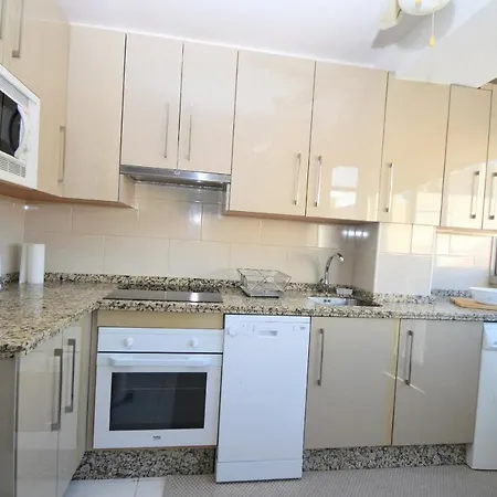 3 Bed Apt Near Town Centre *