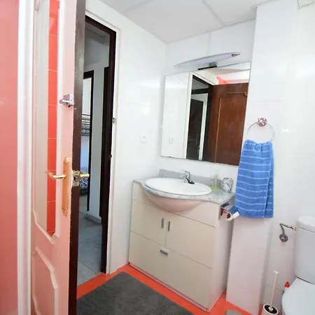 Apartment 3 Bed Apt Near Town Centre